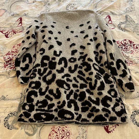 Black and Grey leopard Cardigan size M two pockets in front - Picture 8 of 8